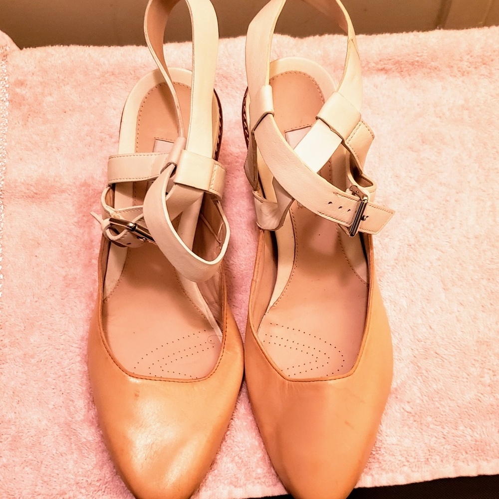 Price Drop! Clarks Crumble Spice Pump (Tan combo)
